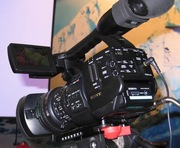 Видеокамеру SONY PMW-EX1 в комплекте( штатив,  радиомикрофон,  свет) 